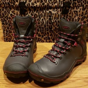 Keen waterproof hiking boots women's size 10